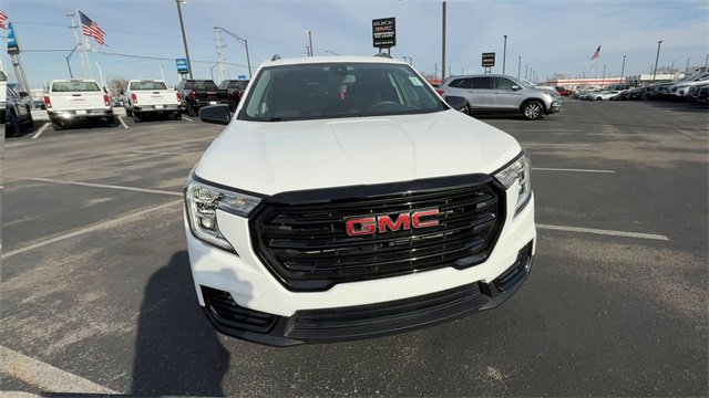 Used 2022 GMC Terrain SLE w/ Driver Convenience Package image 3