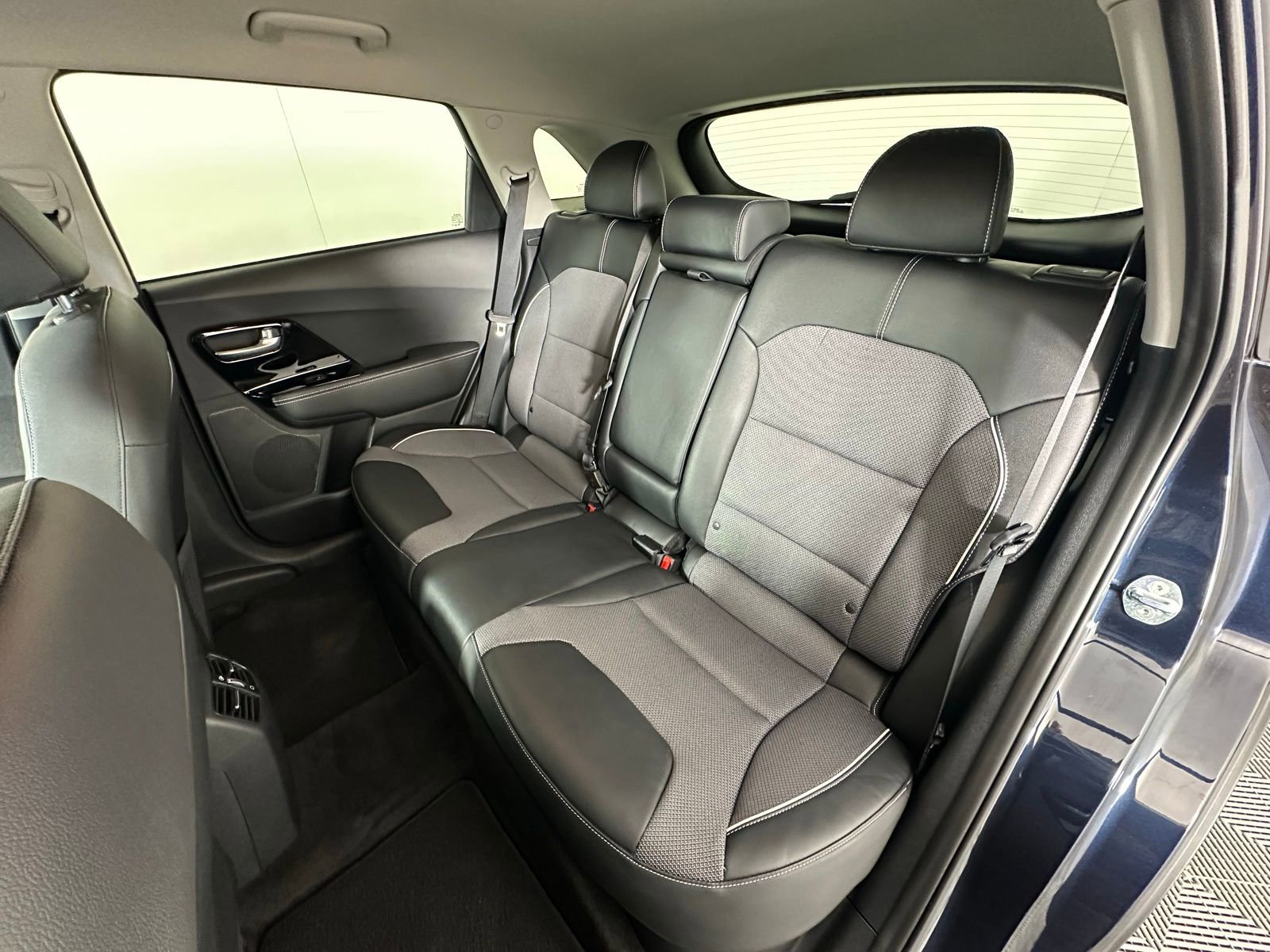 Used 2022 Kia Niro EX w/ Cold Weather Package image 32