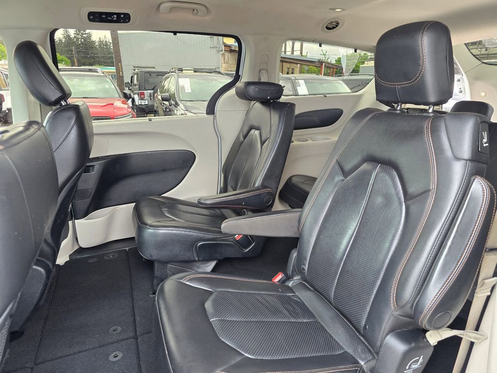 Used 2020 Chrysler Pacifica Touring-L FWD image 19