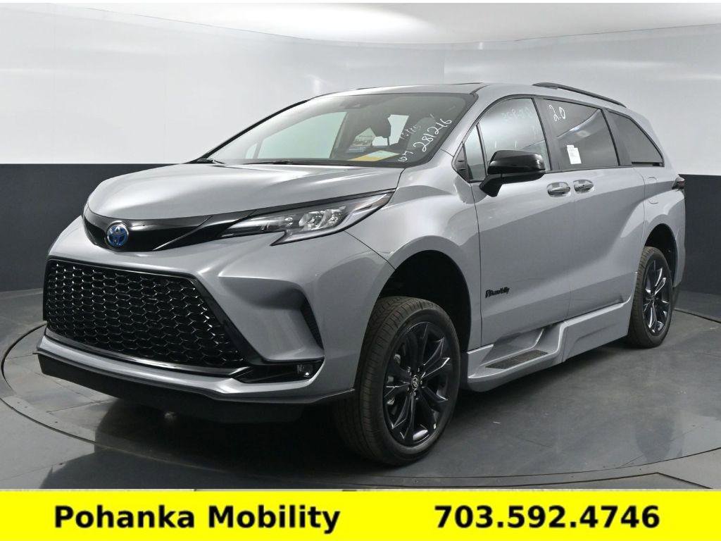 Used 2025 Toyota Sienna XSE image 13