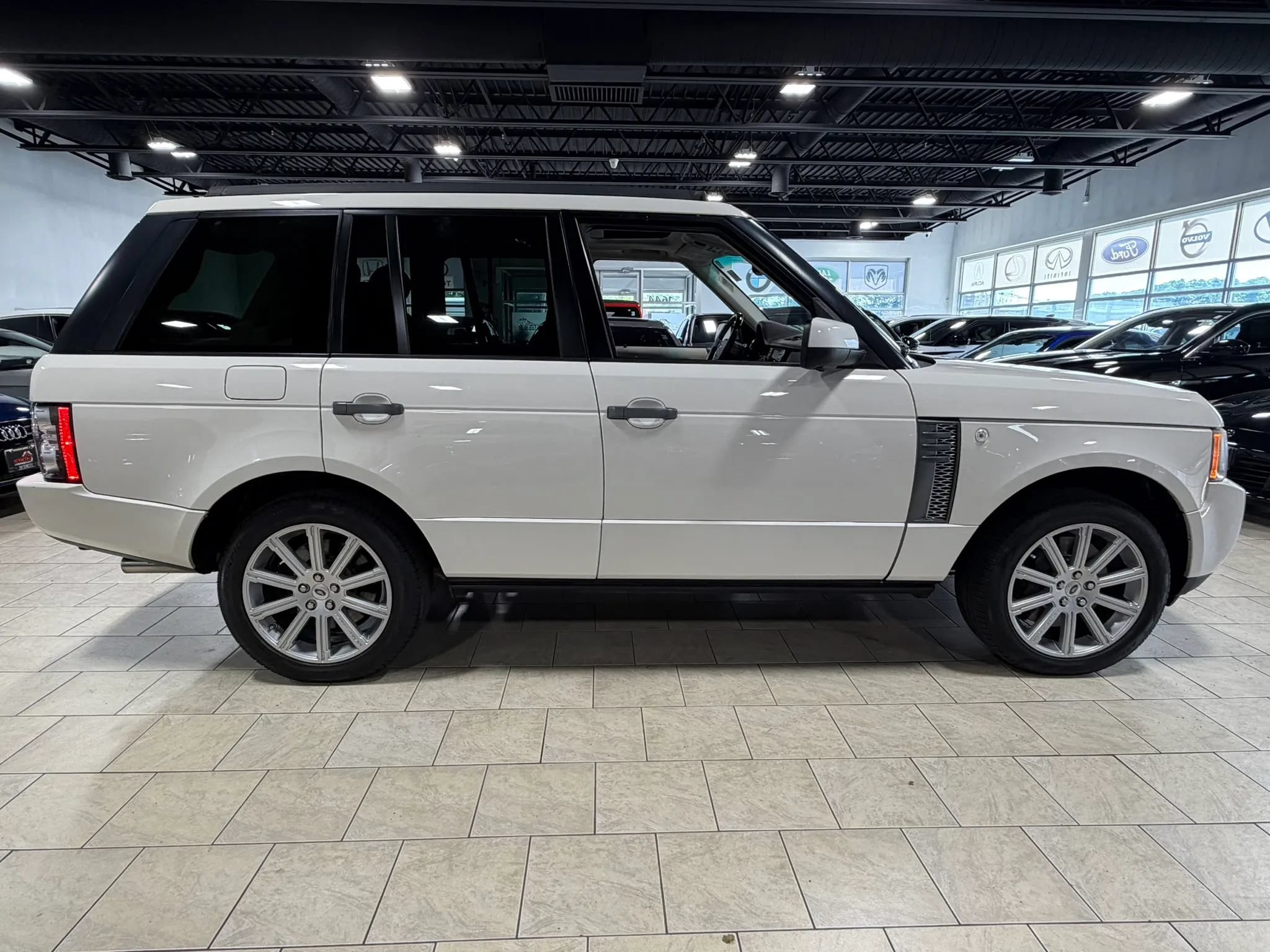Used 2010 Land Rover Range Rover Supercharged AWD/4WD image 27