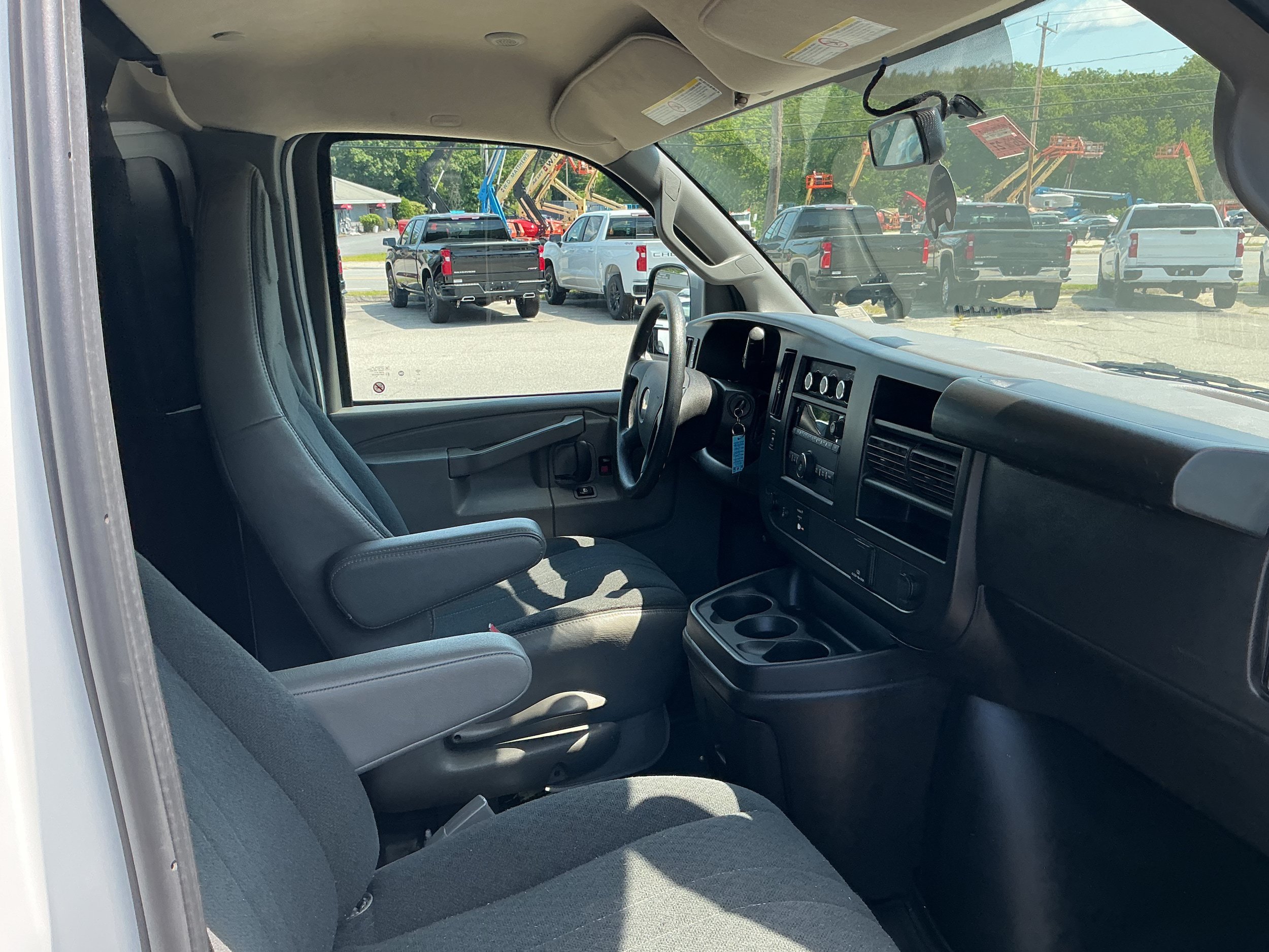 Certified 2022 Chevrolet Express 2500 w/ Driver Convenience Package RWD image 11