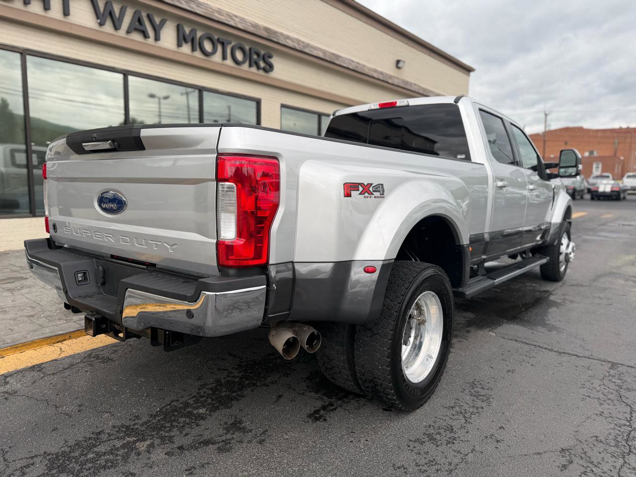 Used 2018 Ford F450 Lariat w/ Lariat Value Package AWD/4WD image 3