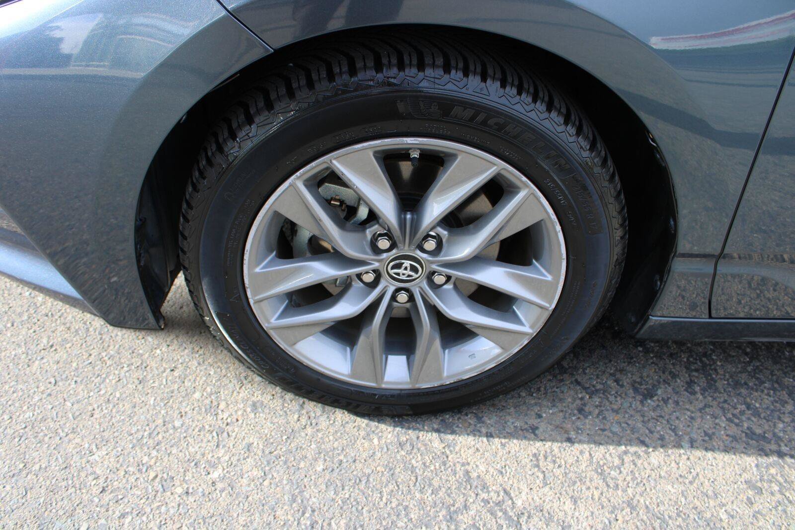 Used 2019 Toyota Avalon XLE FWD image 12