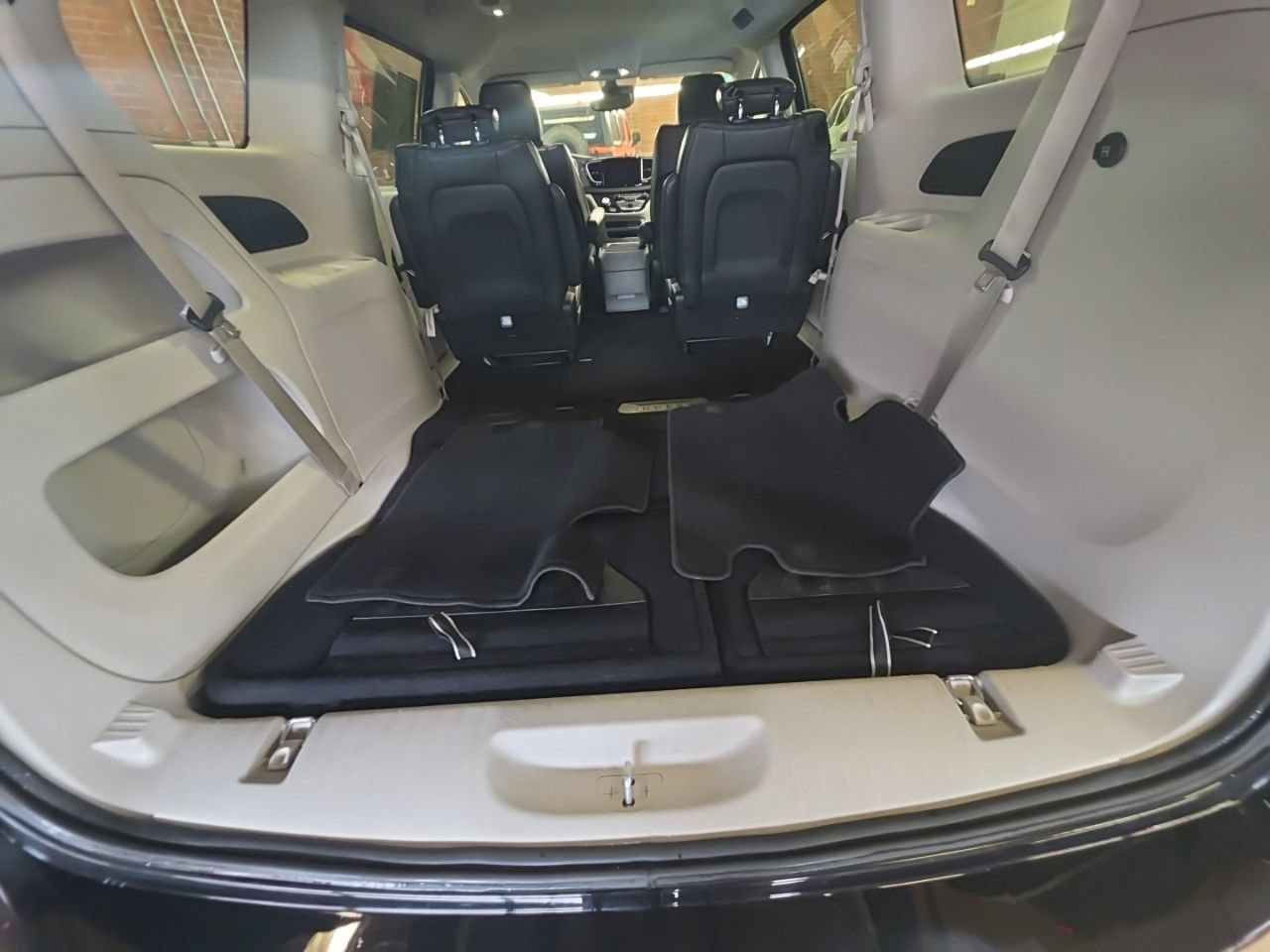 Used 2024 Chrysler Pacifica Touring-L FWD image 15