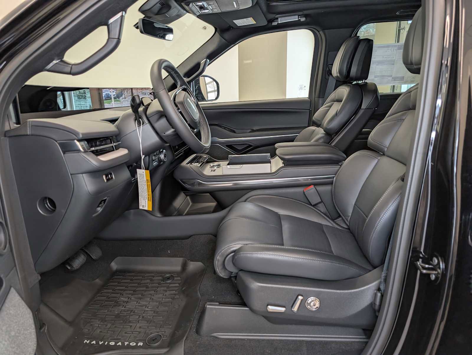 New 2025 Lincoln Navigator Reserve w/ Jet Appearance Package image 4