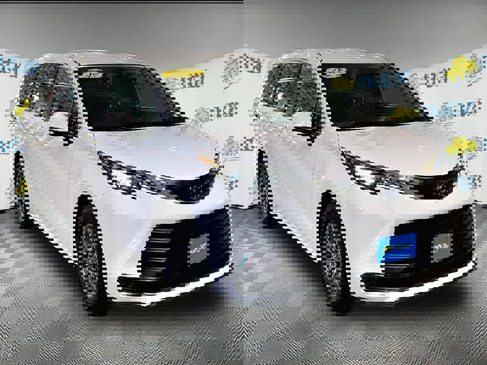 Used 2025 Toyota Sienna LE image 1