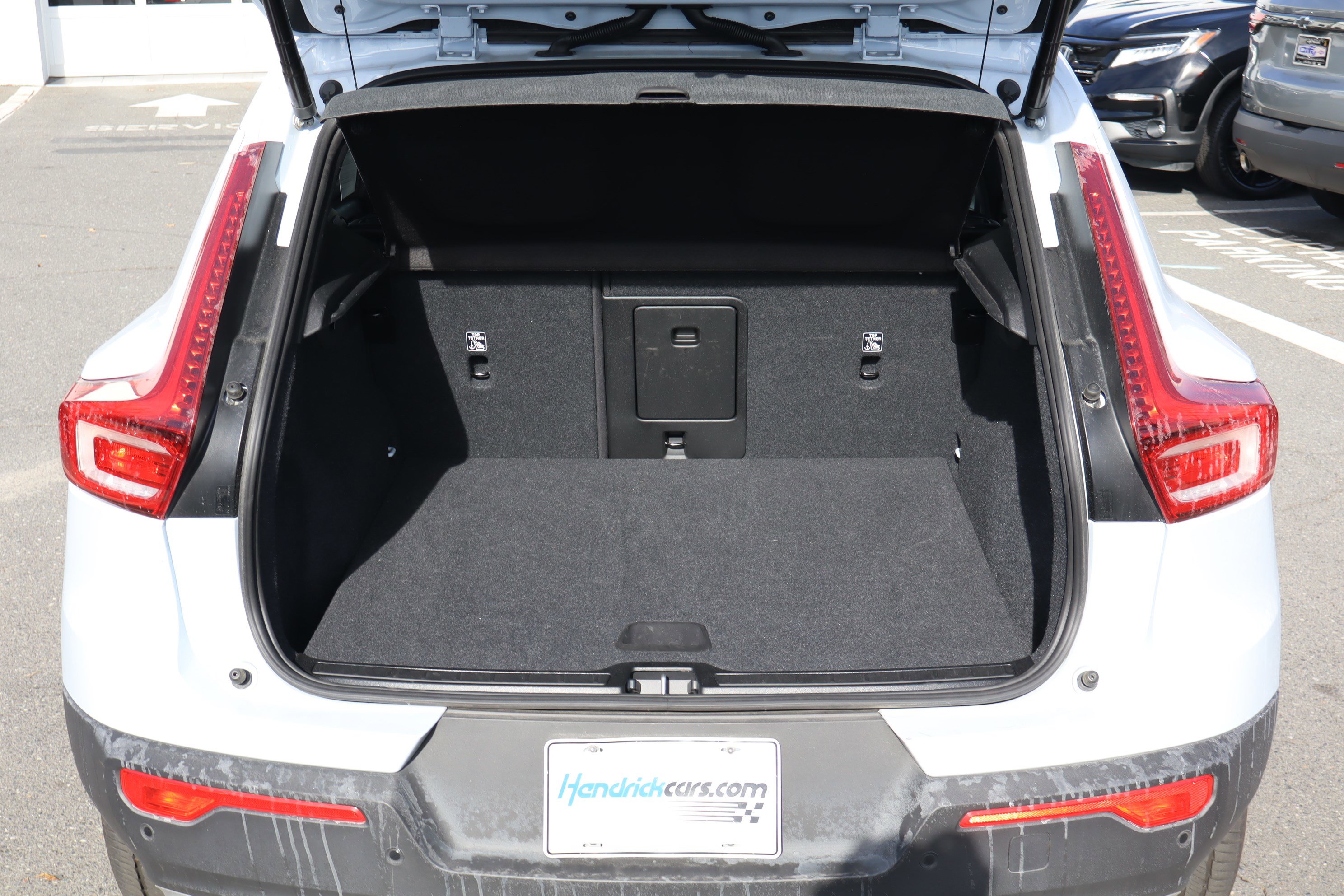 Used 2025 Volvo XC40 B5 Core image 32