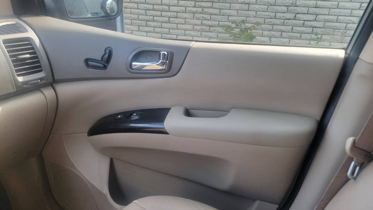 Used 2012 Kia Sedona EX w/ Luxury Pkg FWD image 17