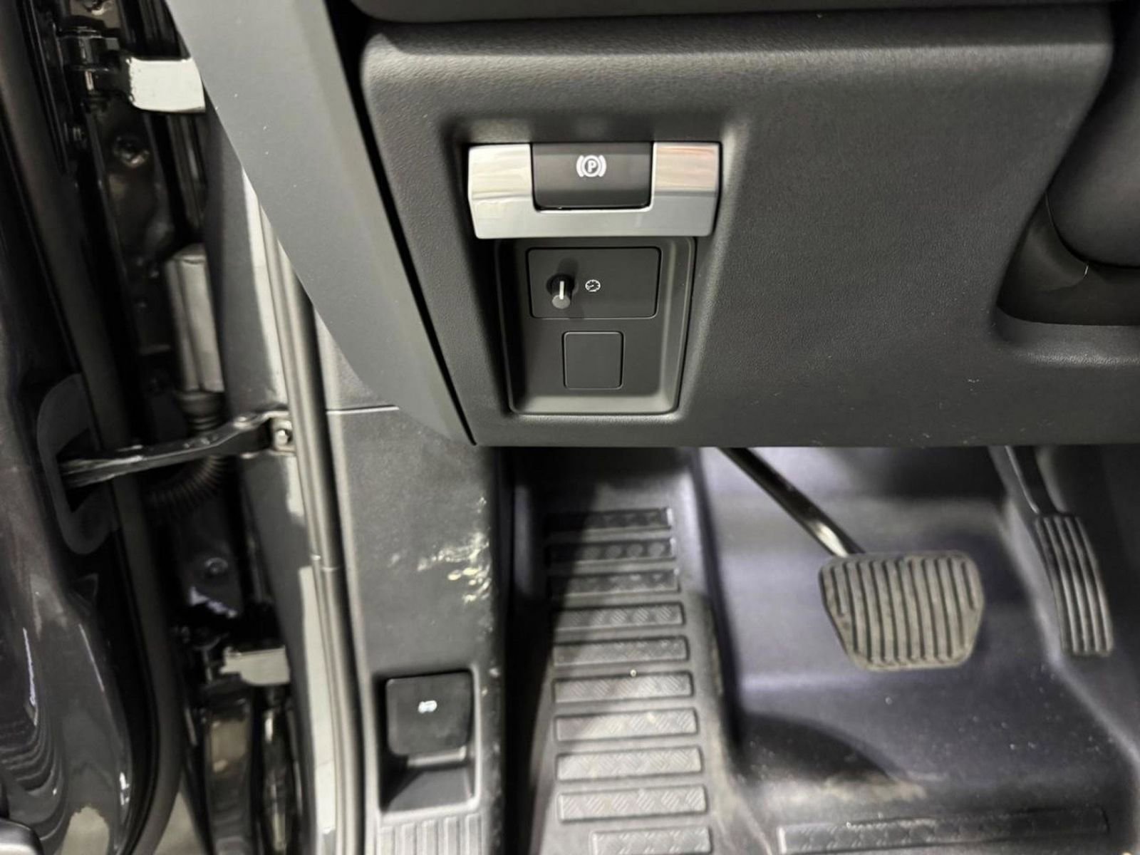 New 2026 Land Rover Defender 130 X-Dynamic SE image 29