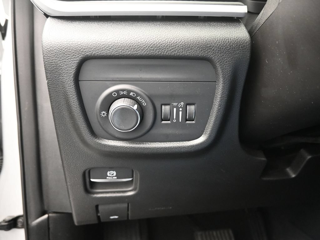 Used 2025 Jeep Grand Cherokee Laredo AWD/4WD image 38