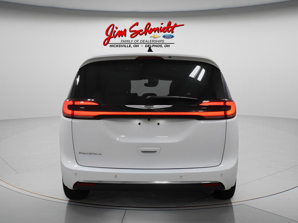Used 2026 Chrysler Pacifica Select image 5