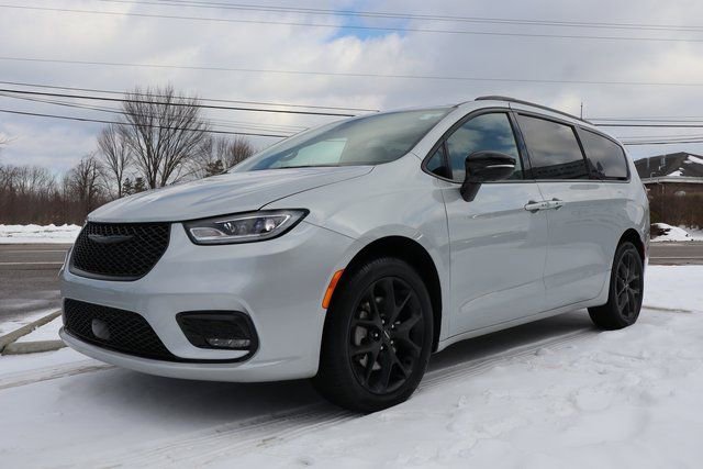 Used 2024 Chrysler Pacifica Limited w/ S Appearance Package image 6