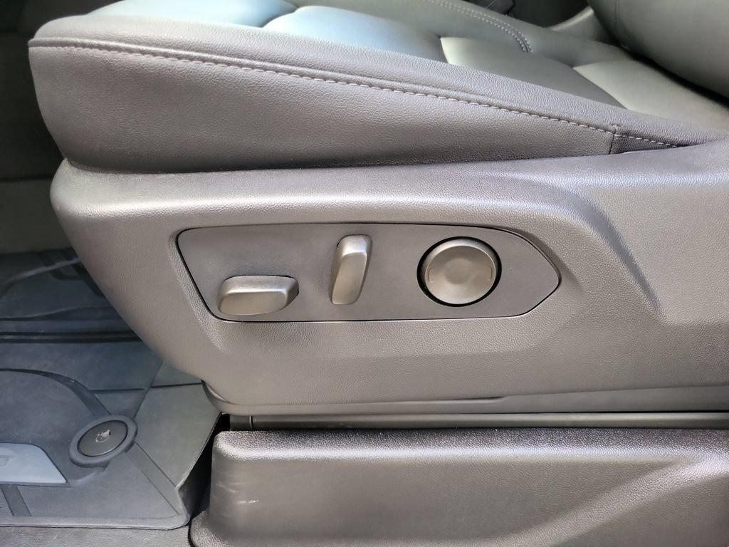 Used 2026 Chevrolet Suburban LT RWD image 19
