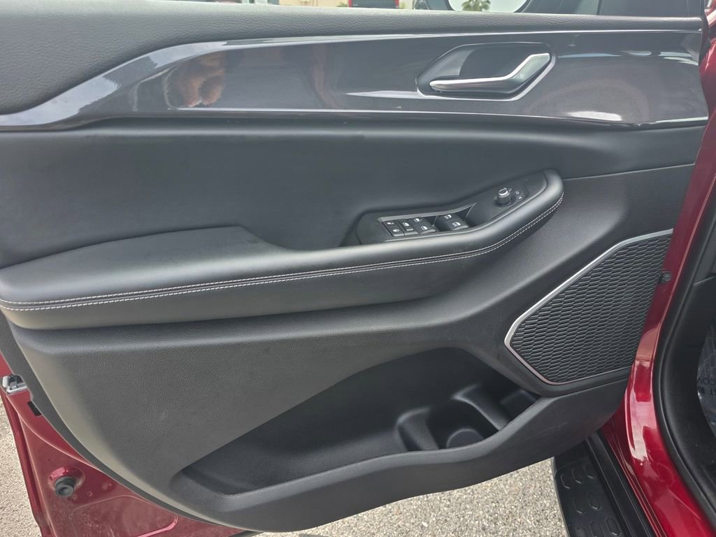 Used 2022 Jeep Grand Cherokee L Laredo w/ Luxury Tech Group I image 14