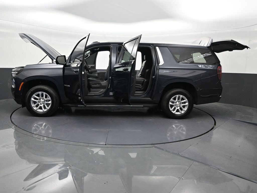 Used 2025 Chevrolet Suburban LS RWD image 34