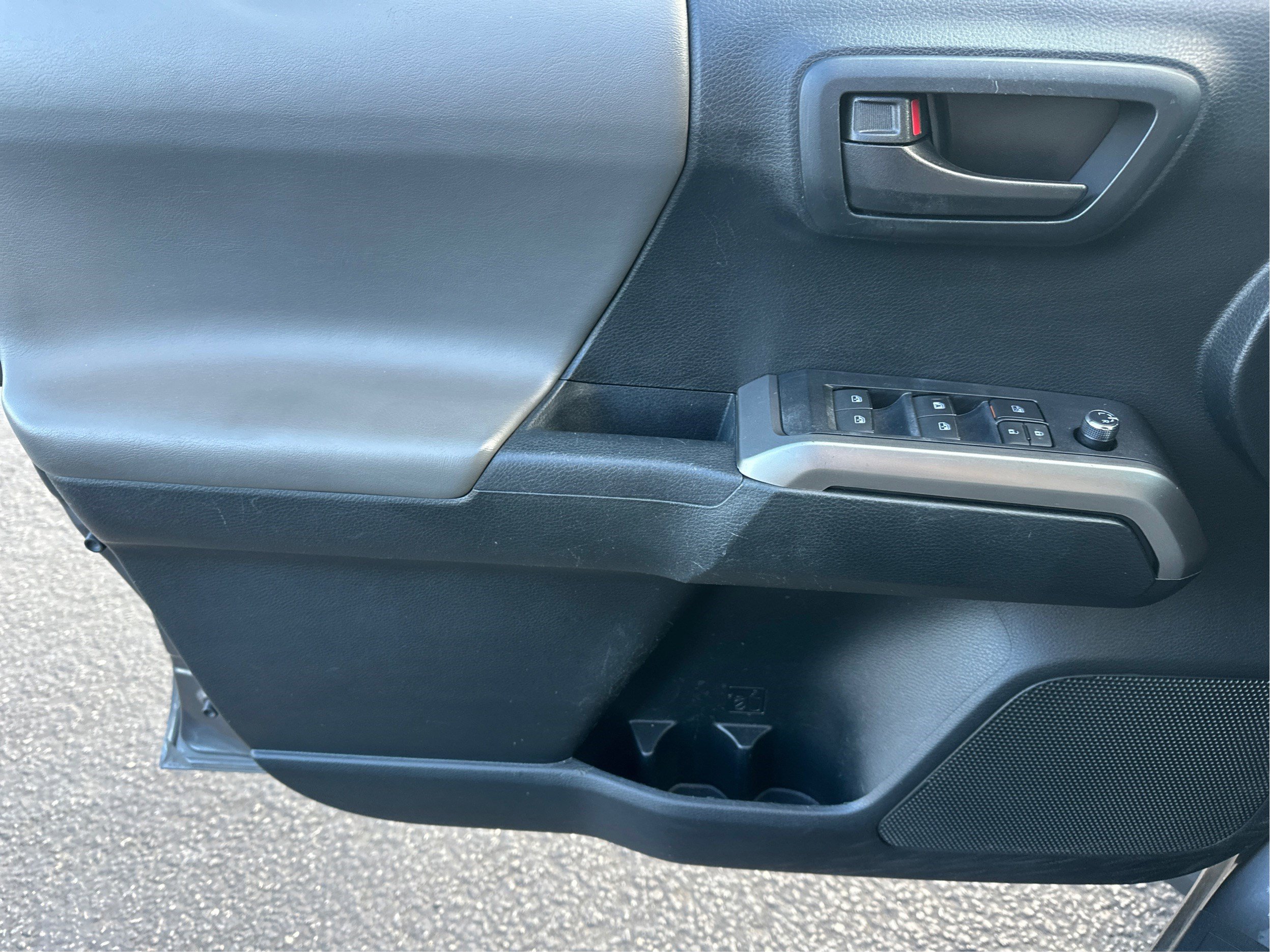 Used 2016 Toyota Tacoma SR5 AWD/4WD image 18
