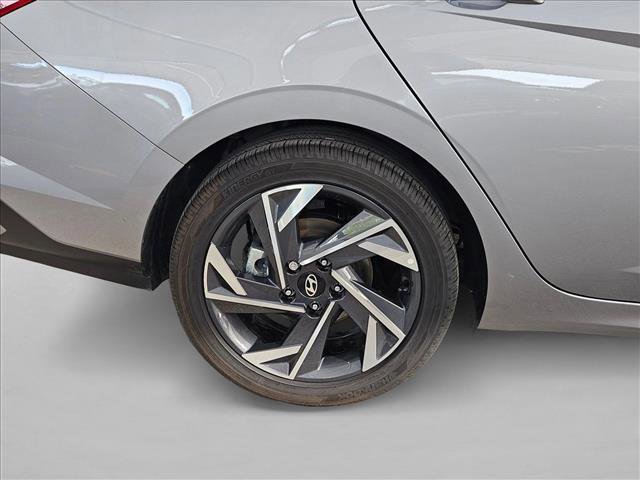Used 2025 Hyundai Elantra Limited FWD image 19
