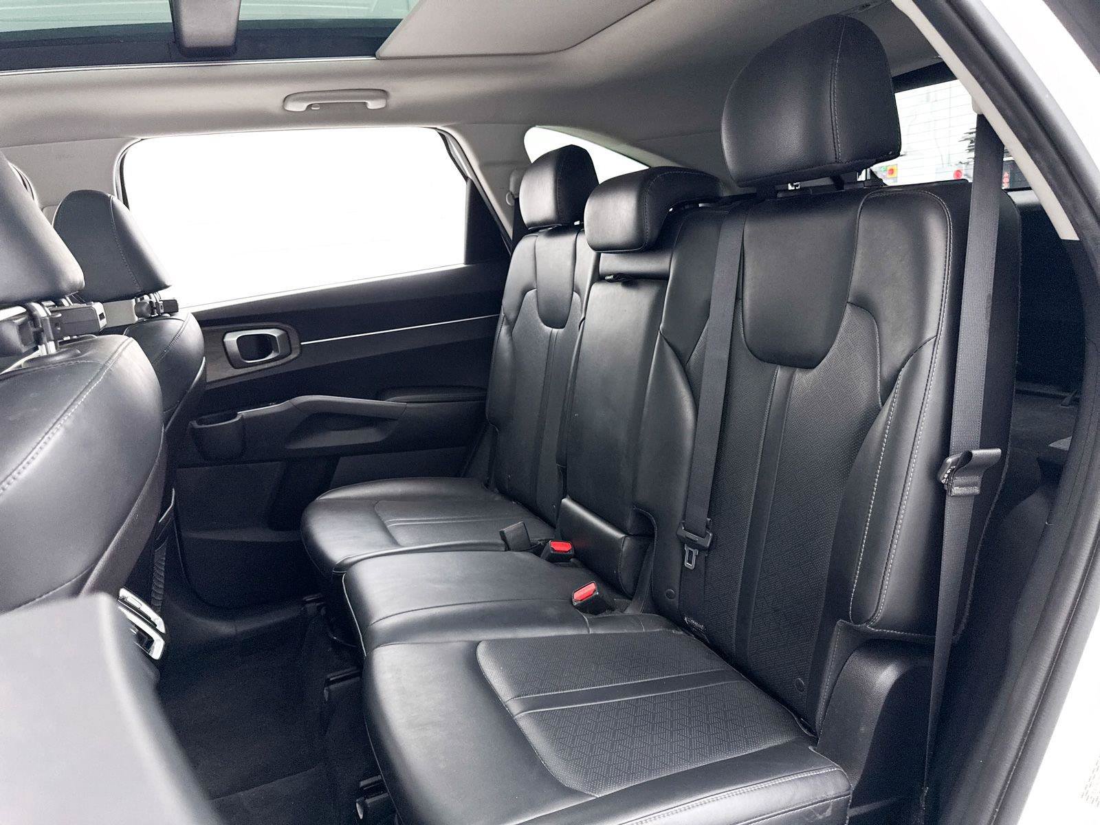 Certified 2022 Kia Sorento S w/ Panoramic Sunroof Package AWD/4WD image 30