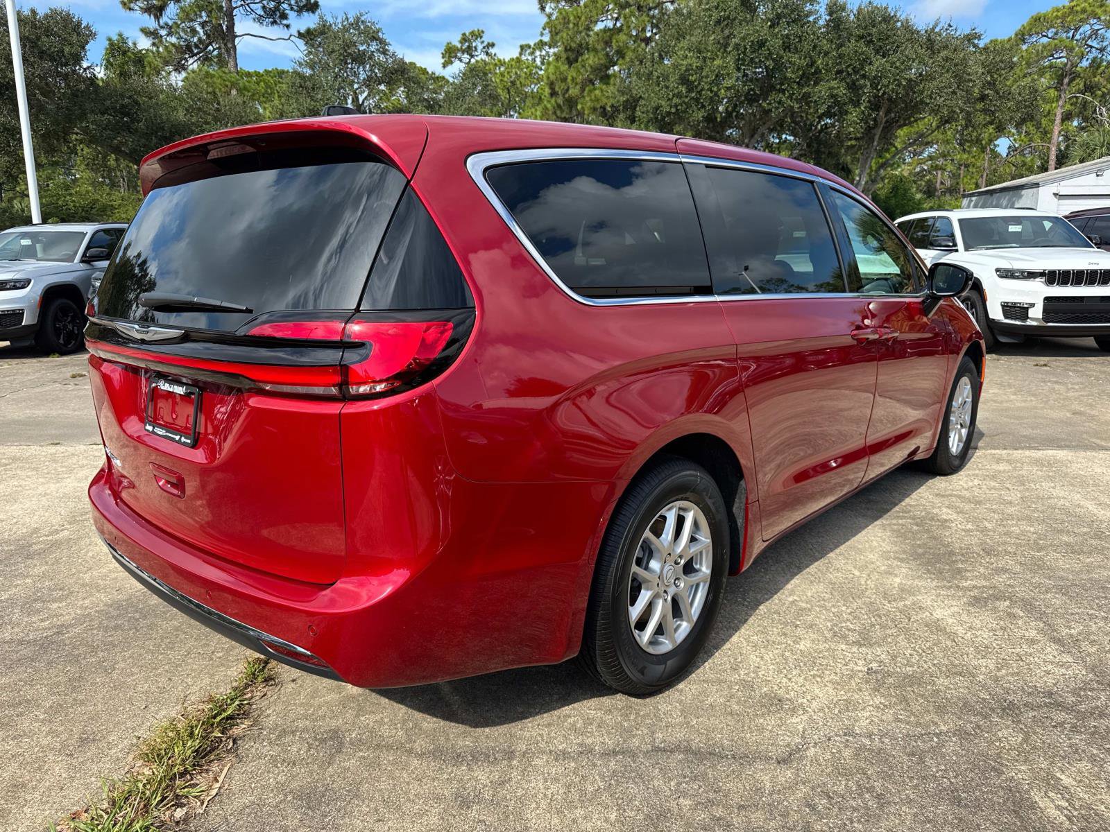 New 2026 Chrysler Pacifica Select image 3