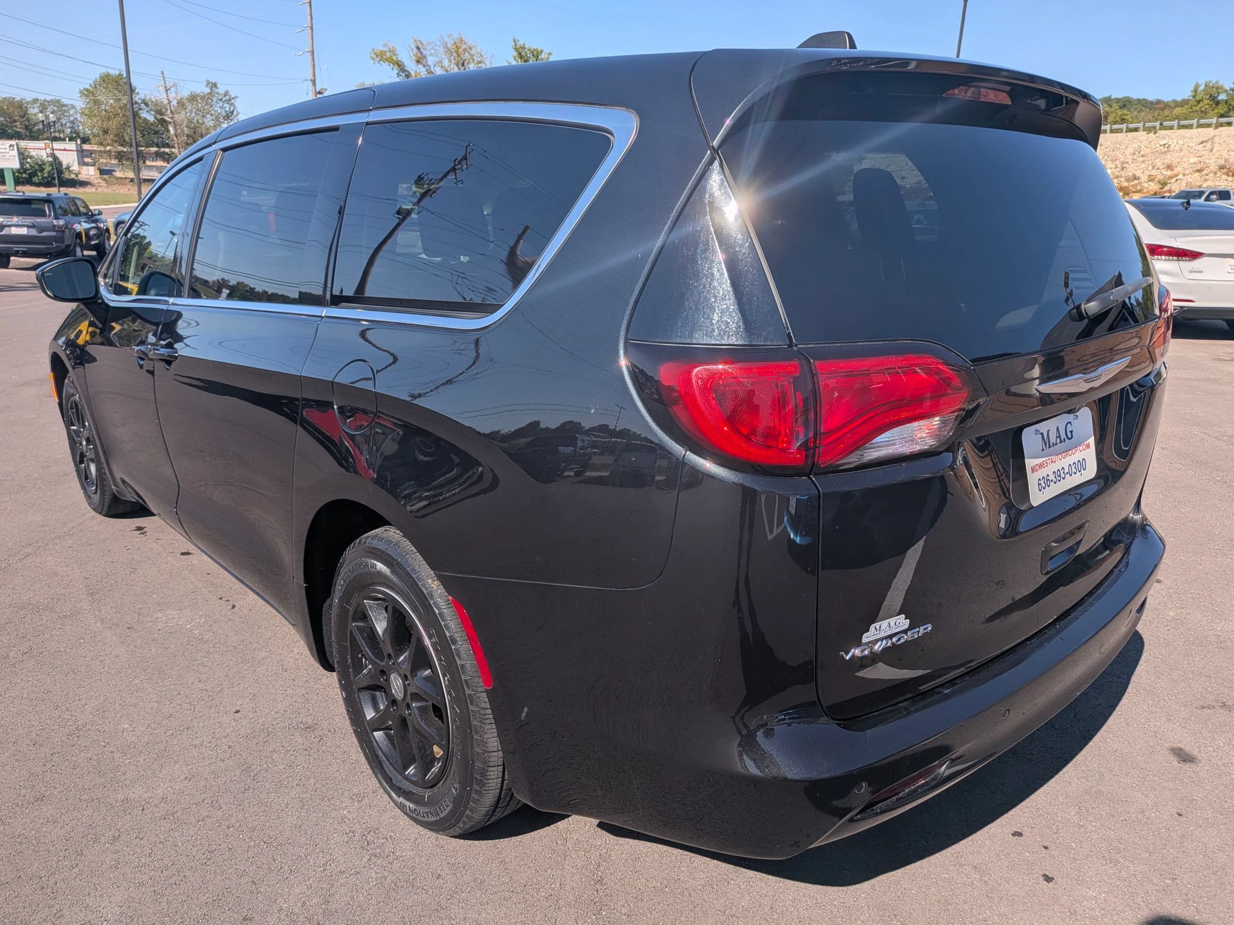 Used 2022 Chrysler Voyager LX FWD image 4