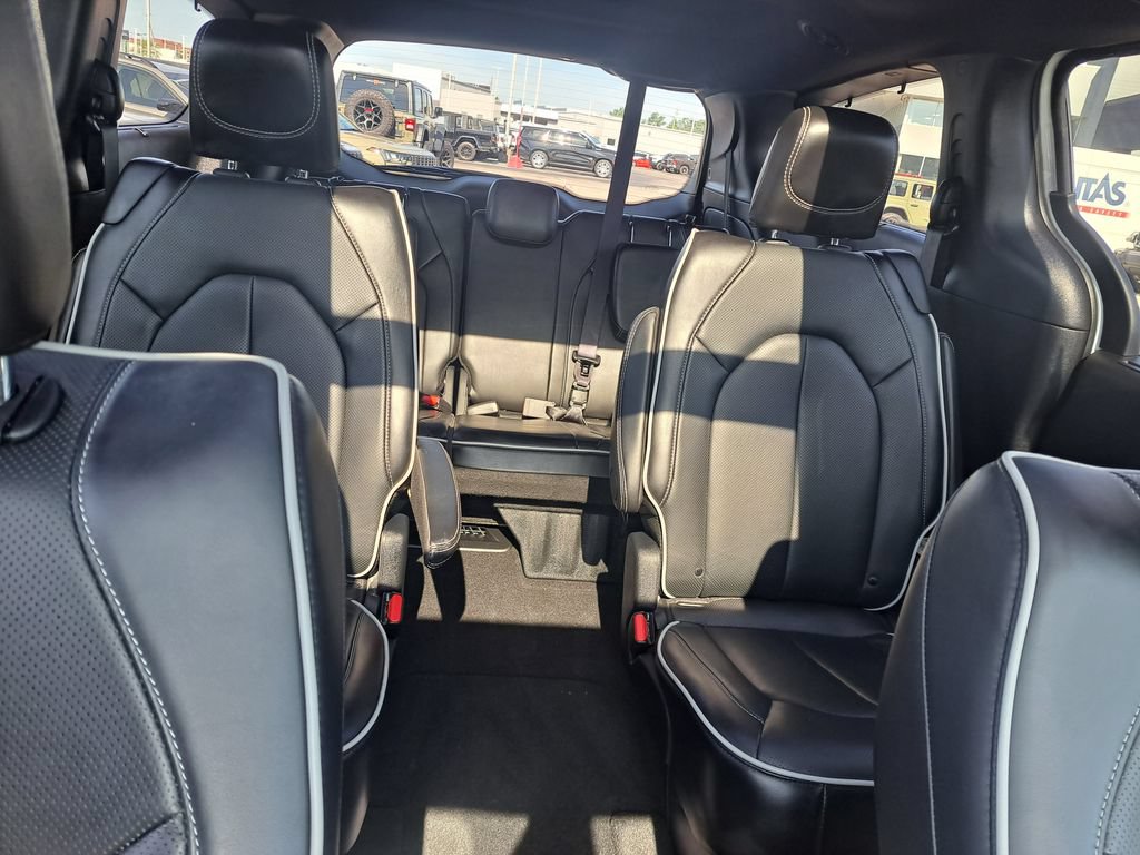 Used 2025 Chrysler Pacifica Limited FWD image 40