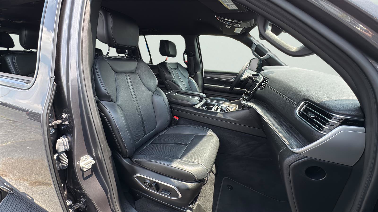 Certified 2024 Jeep Wagoneer L Series II w/ Flexible Seating Group AWD/4WD image 21