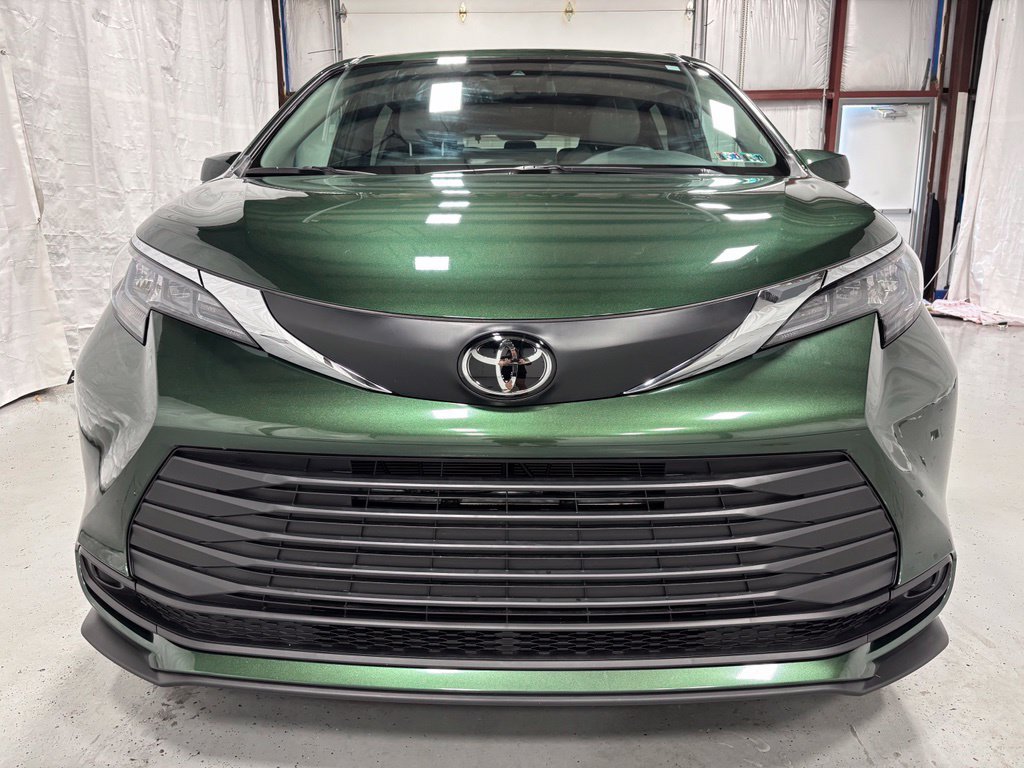 Used 2026 Toyota Sienna LE FWD image 2