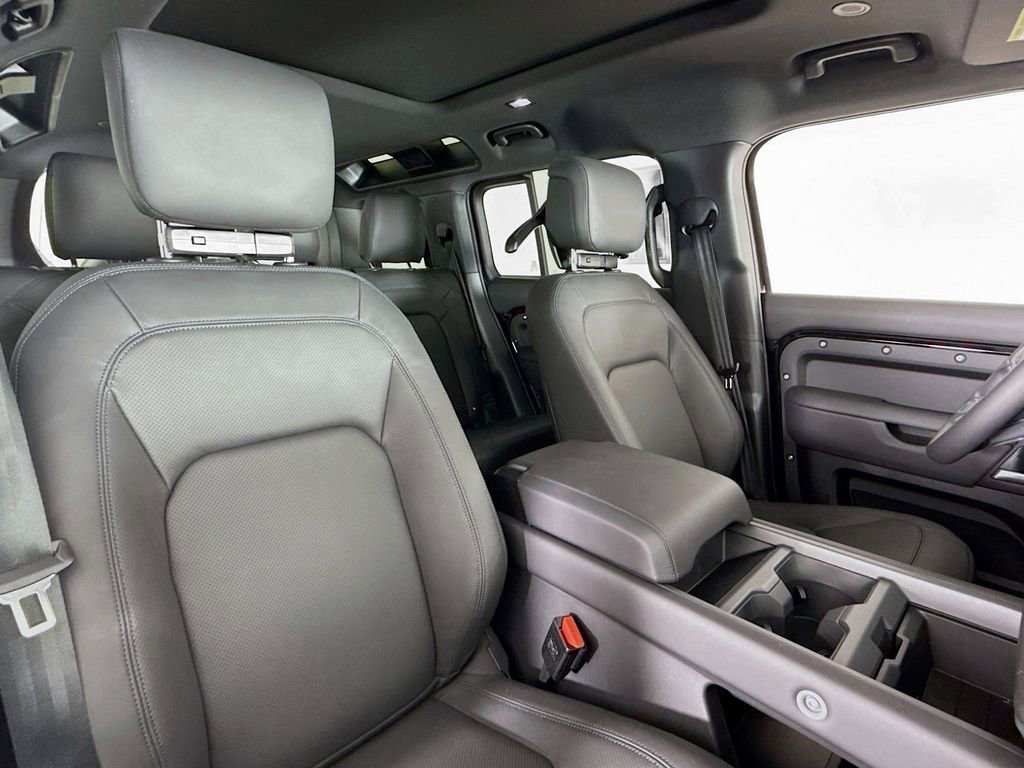 Used 2025 Land Rover Defender 110 X-Dynamic SE image 14