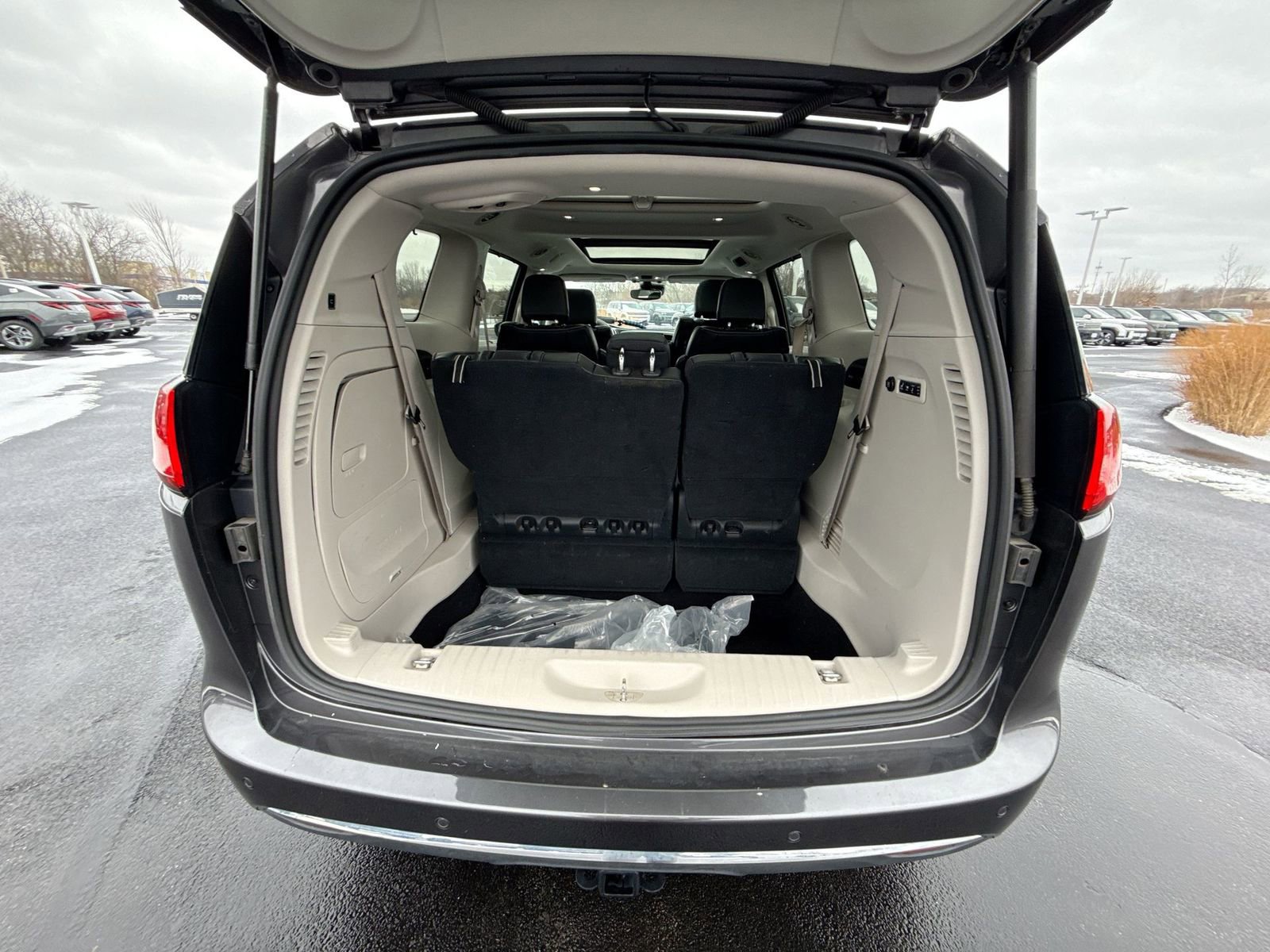 Used 2017 Chrysler Pacifica Limited image 27