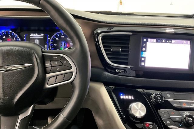 Used 2022 Chrysler Voyager LX image 12