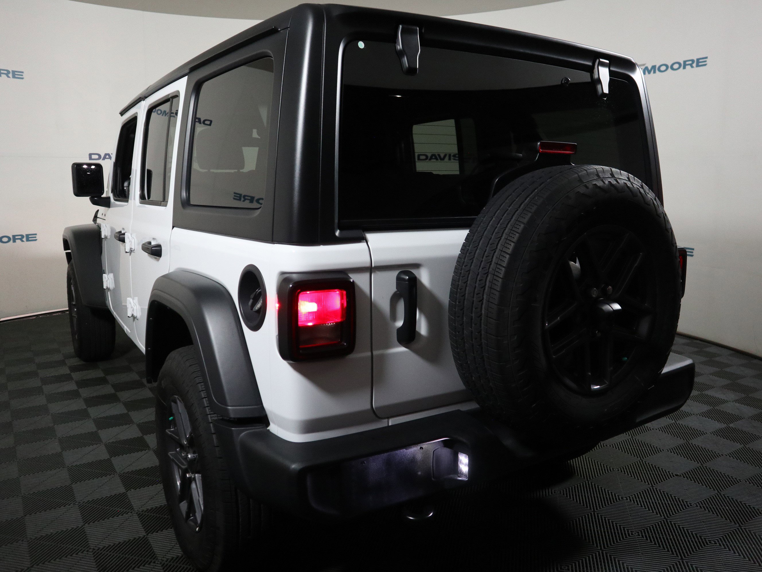 Used 2025 Jeep Wrangler Unlimited Sport AWD/4WD image 9