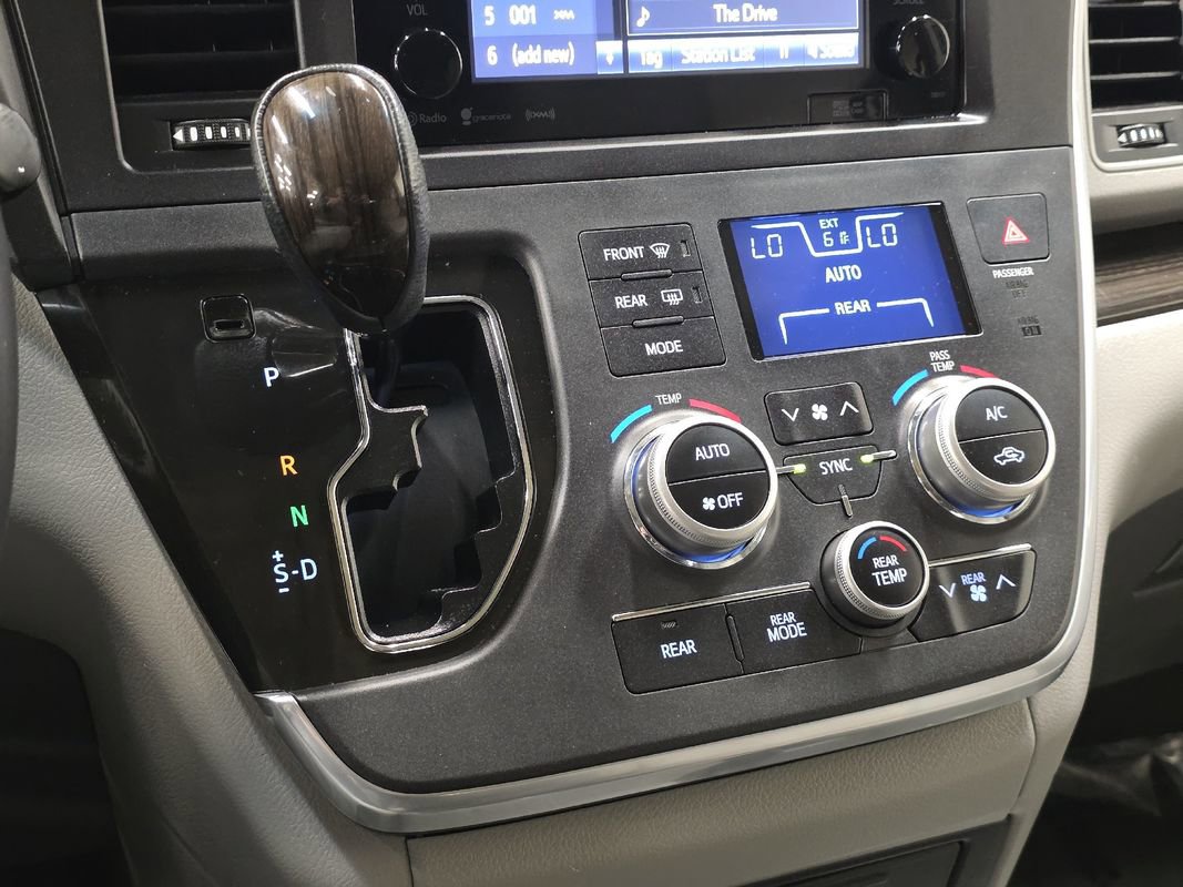 Used 2017 Toyota Sienna XLE Premium image 38
