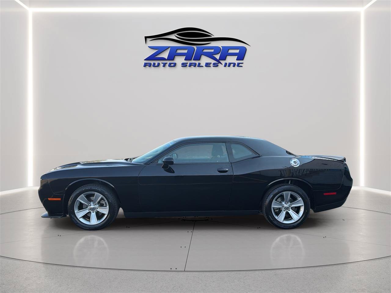 Used 2022 Dodge Challenger SXT RWD image 4