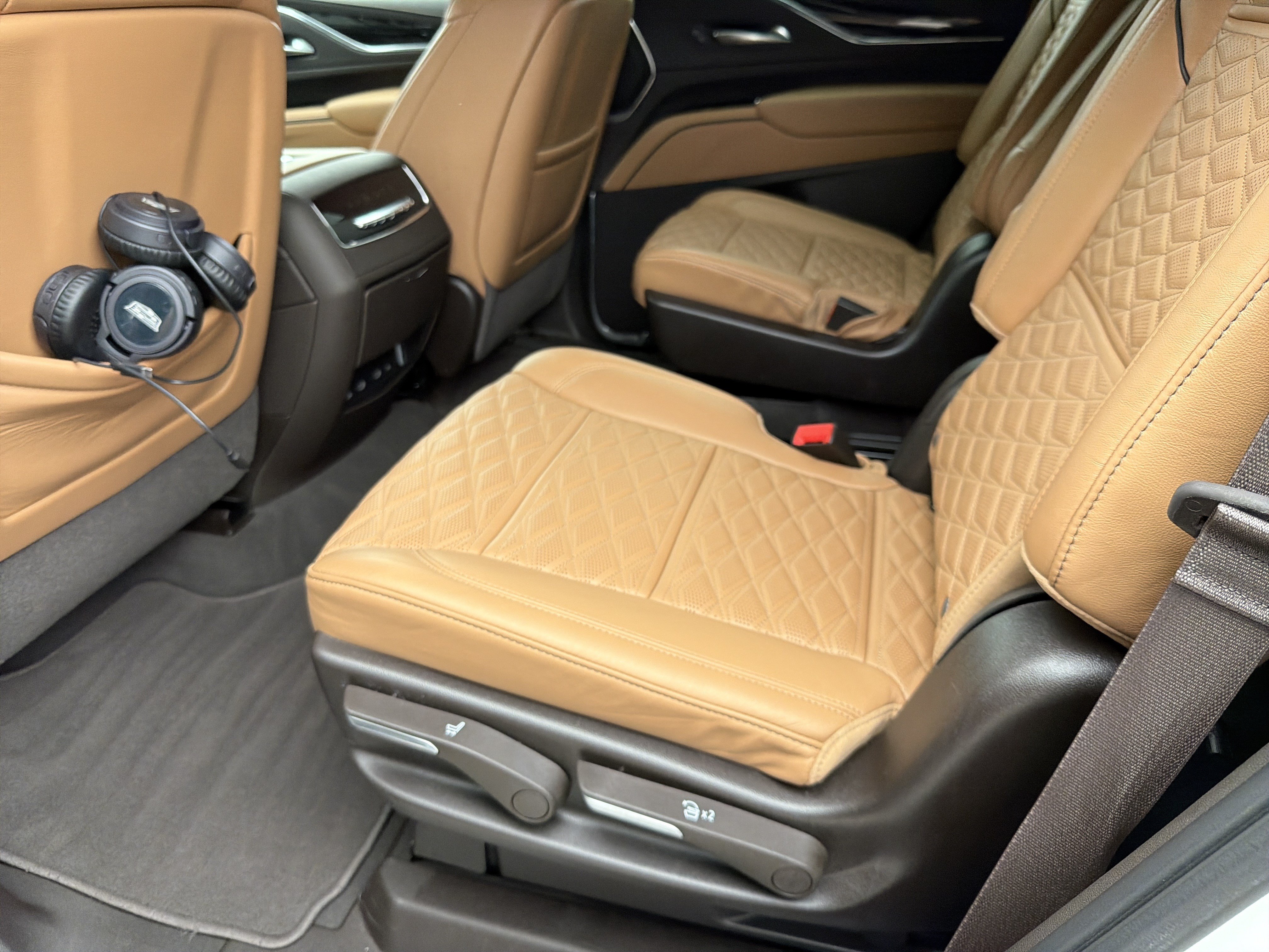 Certified 2024 Cadillac Escalade Sport w/ LPO, ONYX Package AWD/4WD image 20