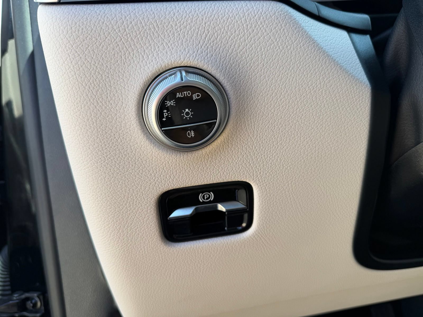 Used 2025 Mercedes-Benz GLC 300 4MATIC image 17