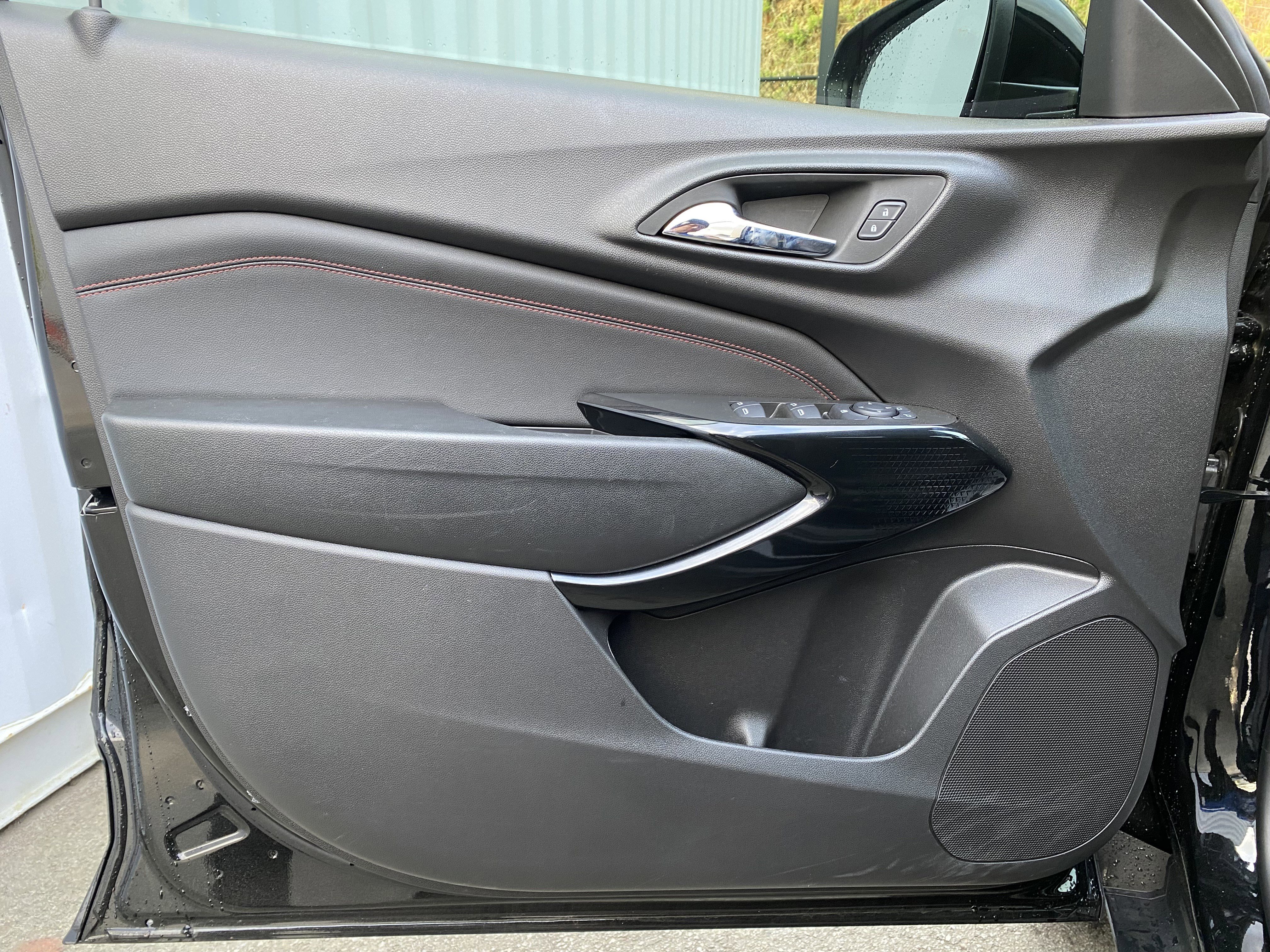 Used 2025 Chevrolet Trax RS image 15