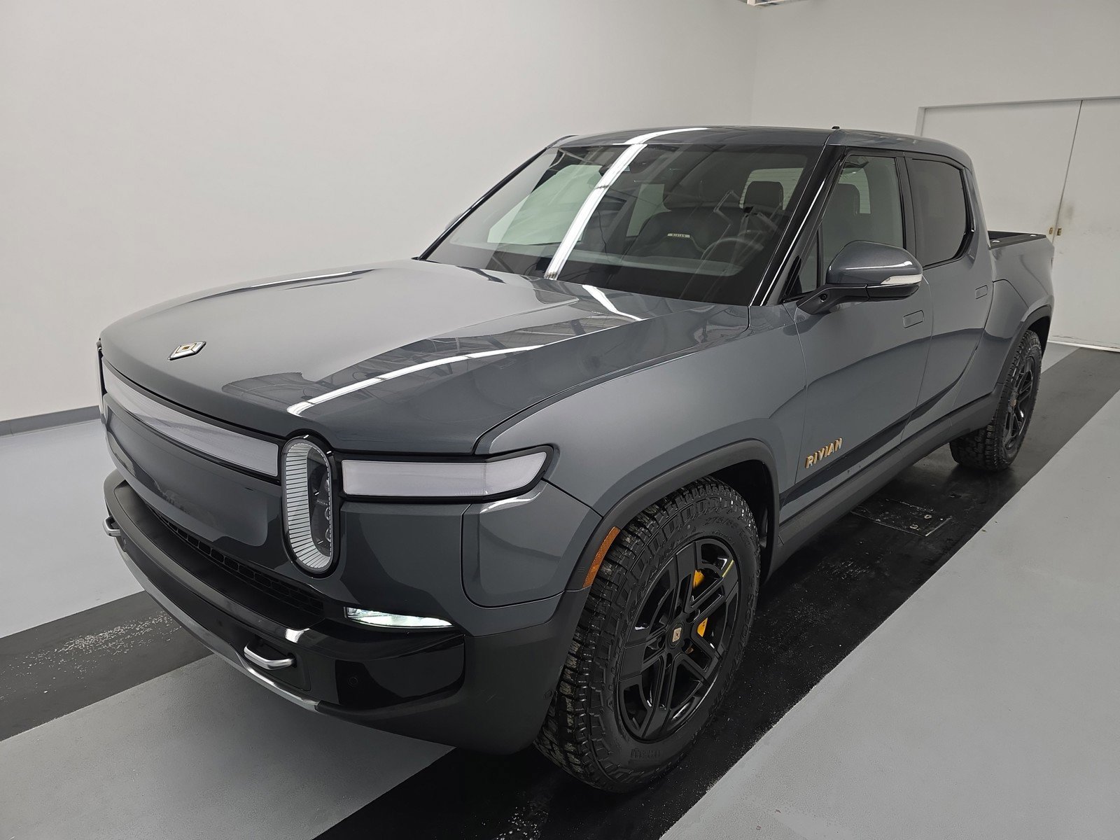 Used 2022 Rivian R1T Adventure image 1