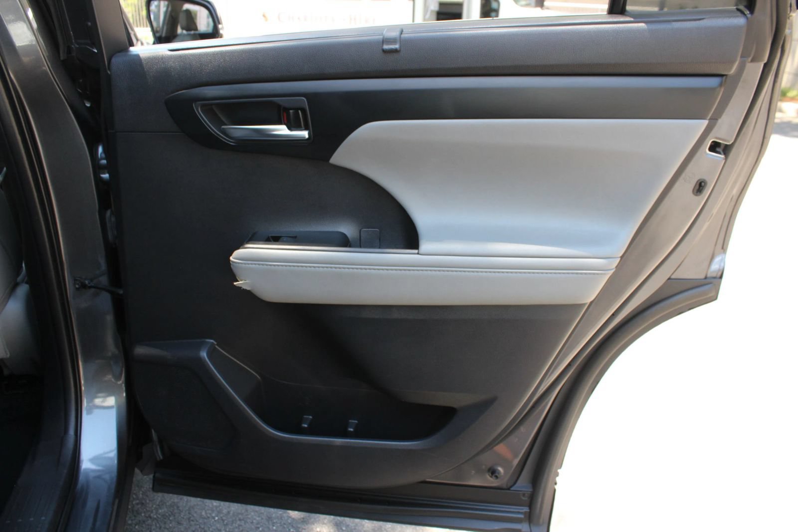 Used 2021 Toyota Highlander XLE AWD/4WD image 25