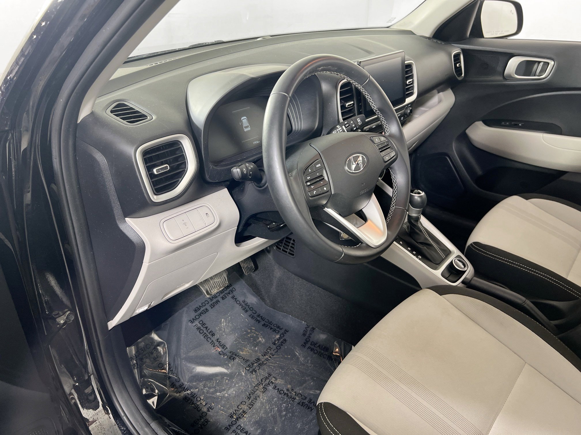 Used 2023 Hyundai Venue SEL image 9