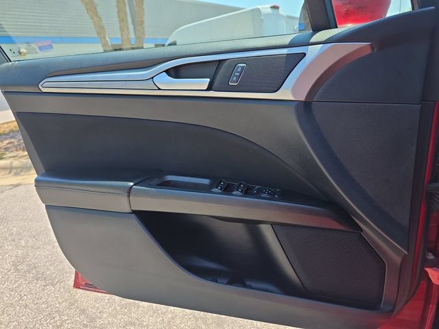 Used 2020 Ford Fusion SE FWD image 27