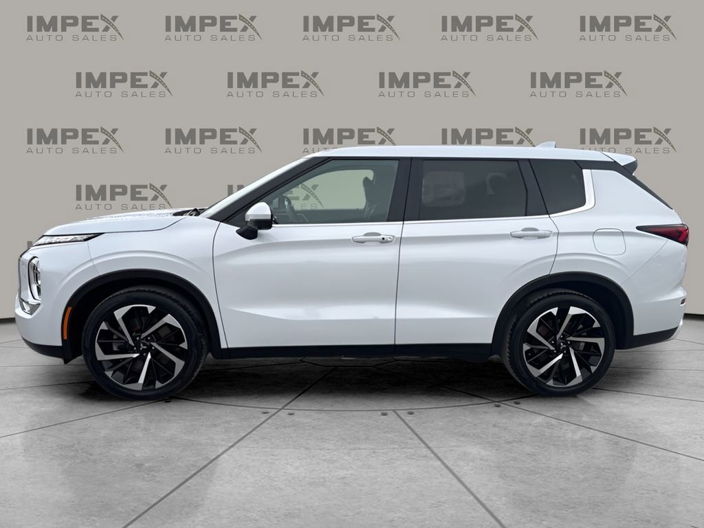 Used 2023 Mitsubishi Outlander SE image 2