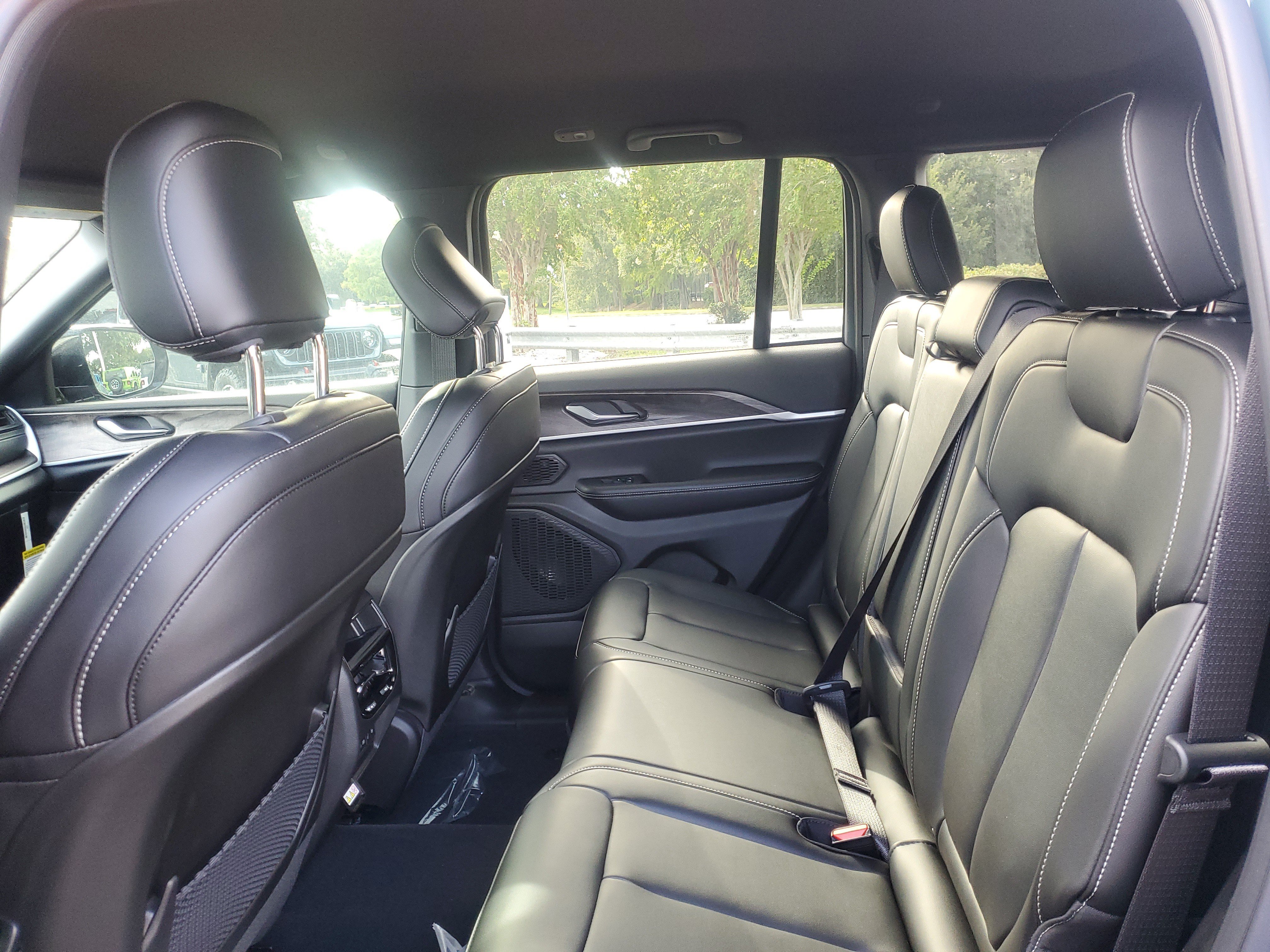 New 2026 Jeep Grand Cherokee Limited RWD image 9