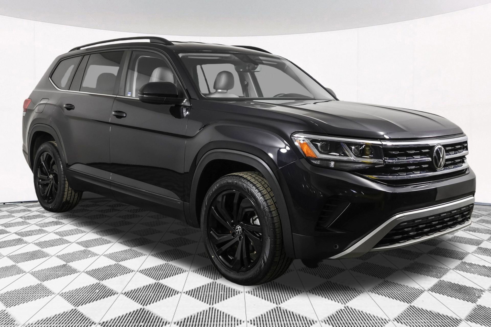 Used 2022 Volkswagen Atlas SE w/ Black Wheel Package image 13