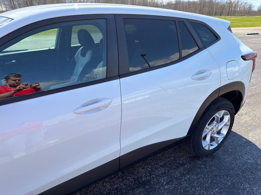 Used 2024 Chevrolet Trax LS w/ LS Convenience Package image 14