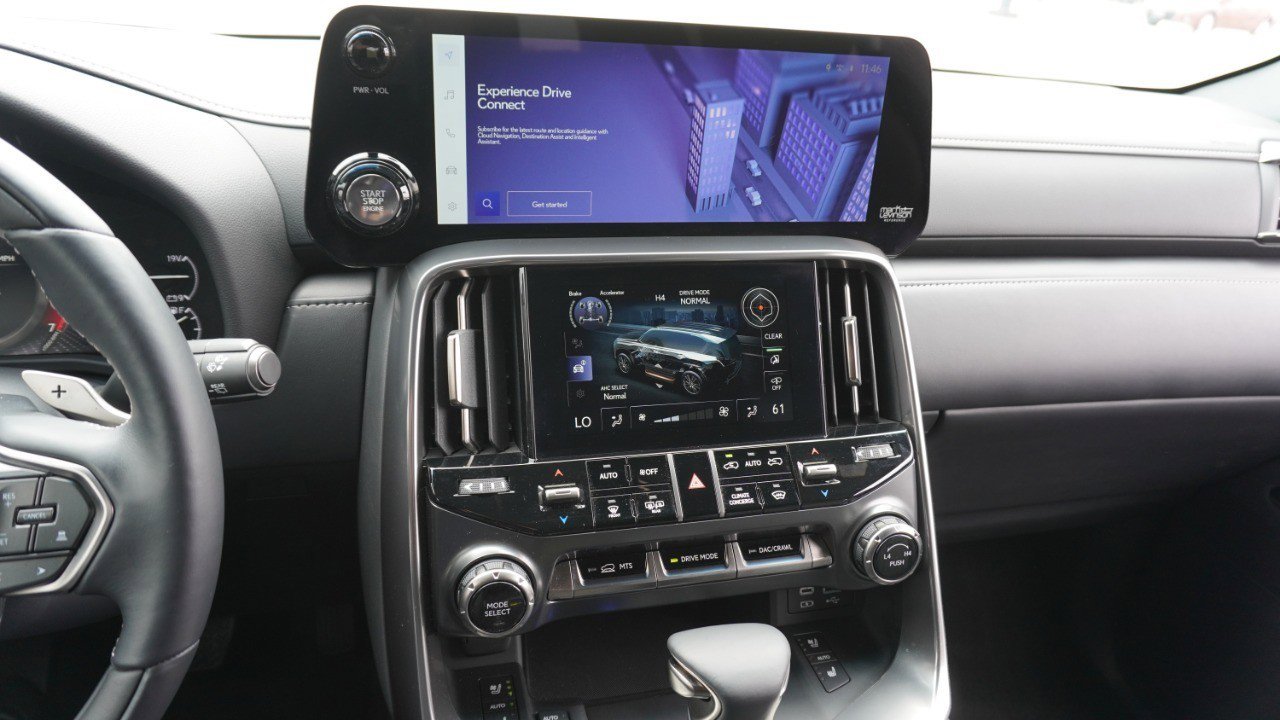 Used 2024 Lexus LX 600 4WD w/ Luxury Package image 16