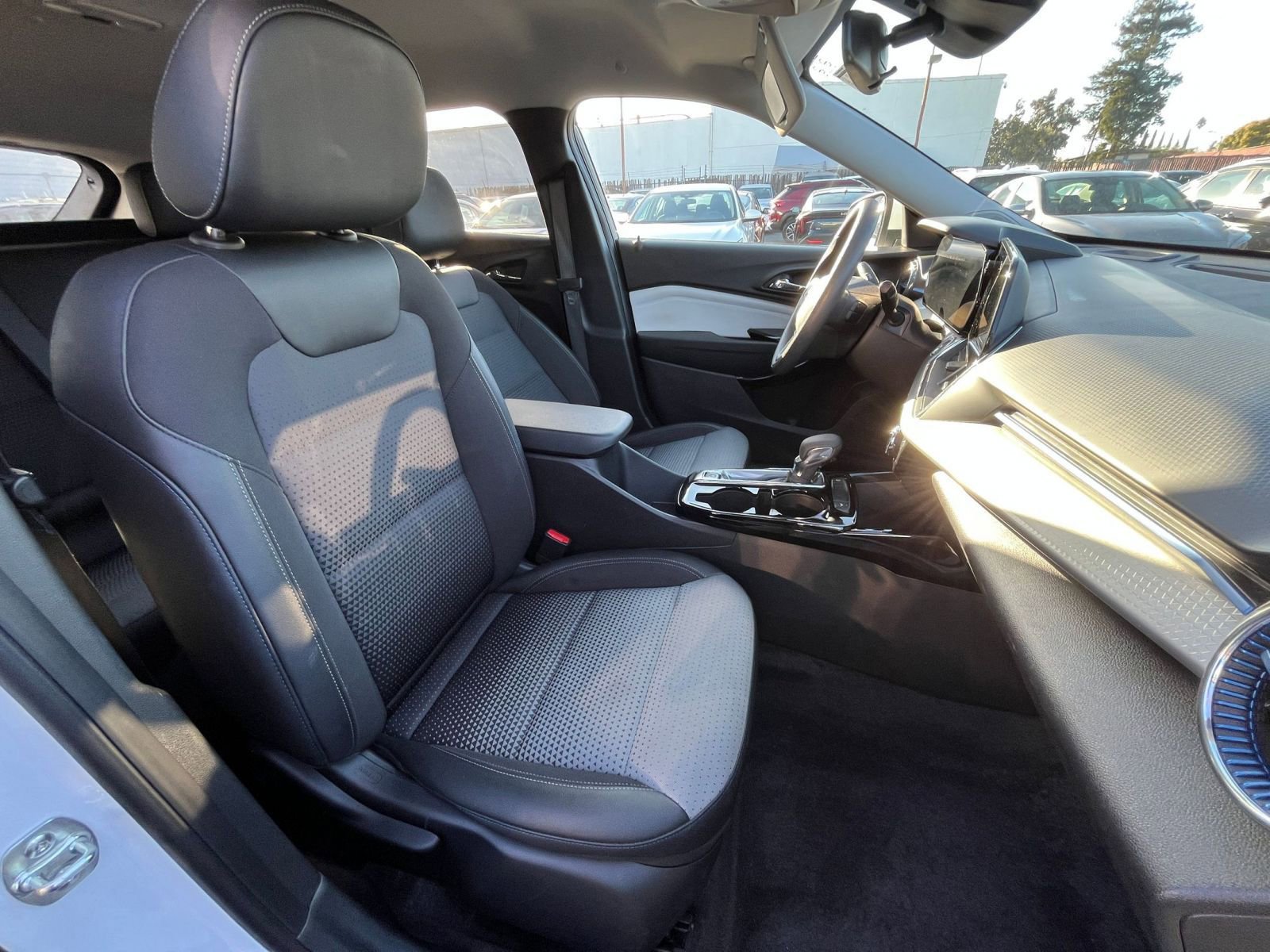 Used 2025 Chevrolet Trax LT image 34