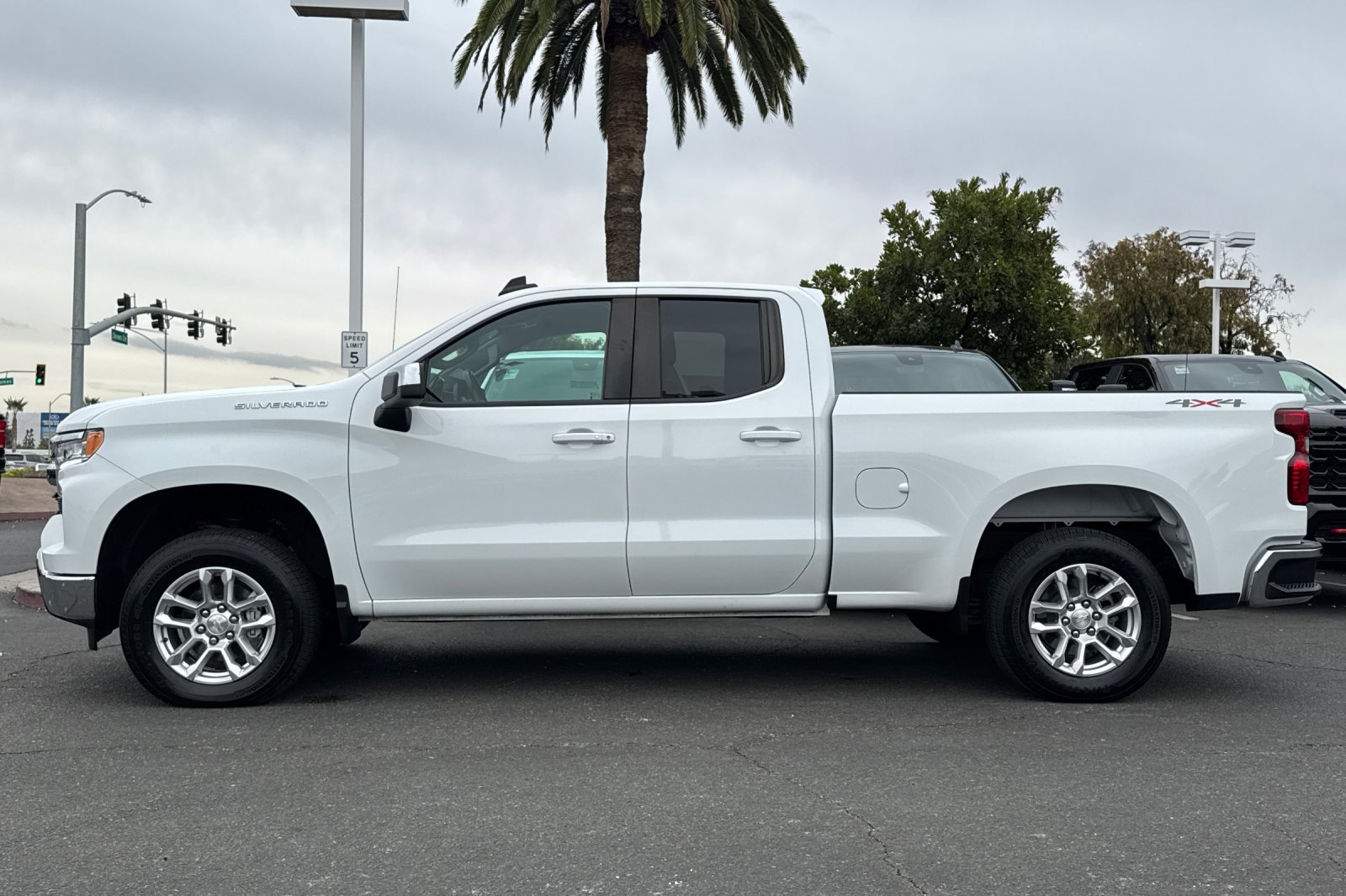Used 2023 Chevrolet Silverado 1500 LT AWD/4WD image 8