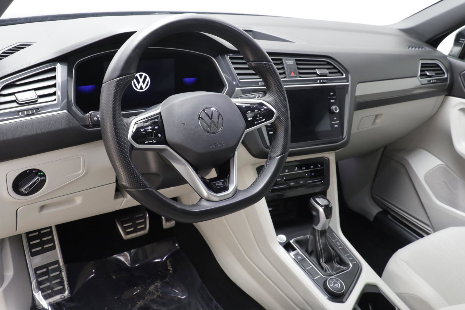 Used 2022 Volkswagen Tiguan SE R-Line image 7