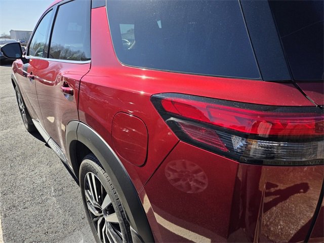 Used 2025 Nissan Pathfinder Platinum w/ Cargo Package image 5